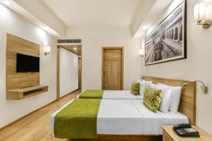 Postel nebo postele na pokoji v ubytování Lemon Tree Premier City Center