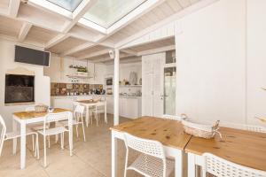 a kitchen and dining room with a table and chairs at Clara Domus in Gallipoli +4 photos