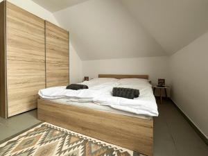 1 dormitorio con 1 cama grande y cabecero de madera en Thermal Camping Zalakaros, en Zalakaros
