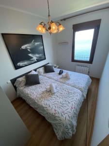 1 dormitorio con 1 cama grande y ventana grande en Durmiendo con el mar, en Lastres