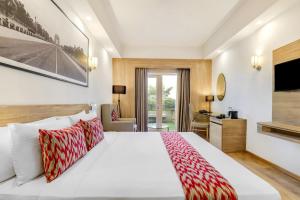 Postel nebo postele na pokoji v ubytování Lemon Tree Premier City Center + 37 fotografií