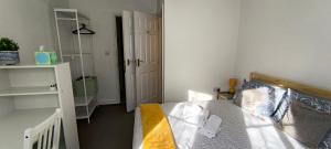 Postel nebo postele na pokoji v ubytování Bright, chilled ensuite DB room in a shared flat!
