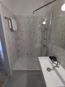 A bathroom at Tina Hotel