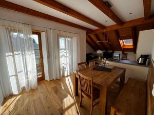 eine Küche und ein Esszimmer mit einem Holztisch in der Unterkunft Ferienwohnungen Allgäu-Bodensee in Sigmarszell