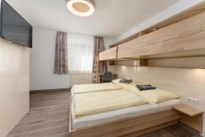 1 dormitorio con 1 cama y TV de pantalla plana en Linz SUNNY en Linz