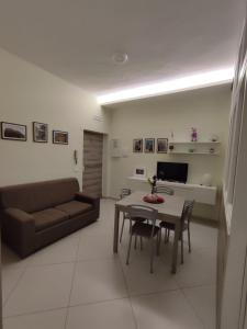 sala de estar con sofá y mesa en Ospitalità Baffone casa vacanze en Mercato