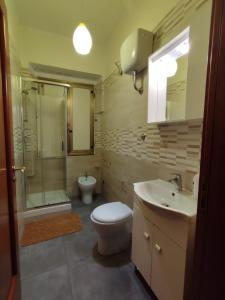 y baño con aseo, lavabo y ducha. en Ospitalità Baffone casa vacanze en Mercato