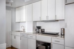 Una cocina o zona de cocina en UWS 1br w elevator doorman gym nr Central Park NYC-963