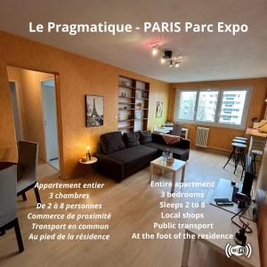 uma sala de estar com um sofá e uma mesa em Le Pragmatique - Paris Parc Expo, logement entier em Vanves
