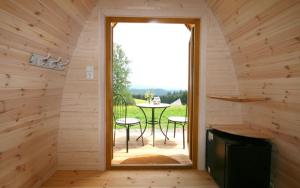 Cette chambre dispose d'une porte menant à une terrasse avec une table. dans l'établissement Äckerhof, à Wolfach