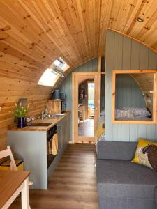 Kuchyň nebo kuchyňský kout v ubytování Migdale Pods Luxury Glamping