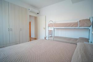 een slaapkamer met 2 stapelbedden in een kamer bij Casa Vacanze Ferrando in Pietra Ligure
