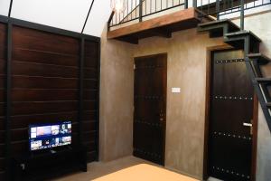 TV a/nebo společenská místnost v ubytování Eco Knuckles Holiday Lodge
