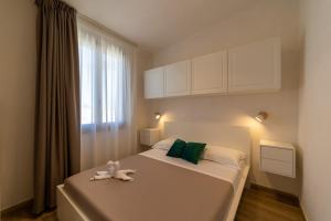 een slaapkamer met een bed met een teddybeer erop bij Baglio Tuzza in Marsala