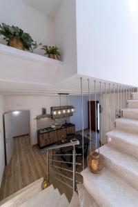 uma sala de estar com escadas e uma mesa em Baglio Tuzza em Marsala