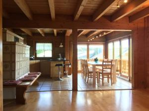 eine Küche und ein Esszimmer mit einem Tisch und Stühlen in der Unterkunft Ferienhaus Sankt Peter in Wittenschwand