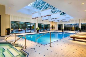 uma grande piscina interior com um tecto grande em La Grande Residence at the Sutton Place Hotel em Vancouver