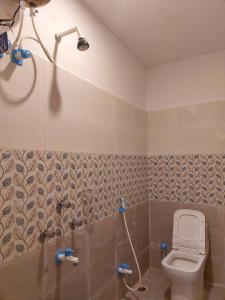ein Bad mit einem WC und einer Dusche in der Unterkunft Hotel Shobha Forbesganj in Forbesganj