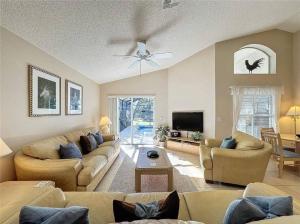 Una televisión o centro de entretenimiento en TAG Tranquility Vacation Home - Golf course view