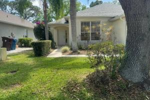 Un jardín fuera de TAG Tranquility Vacation Home - Golf course view