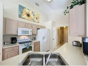 Una cocina o cocineta en TAG Tranquility Vacation Home - Golf course view
