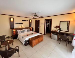 une chambre avec un lit, un bureau et un miroir dans l'établissement EL RIO Y MAR RESORT, à Coron 37 autres photos