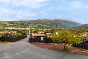 eine Straße in einem Dorf mit einem Berg im Hintergrund in der Unterkunft Retiro dos Cabritos in São Mateus