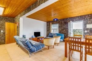 São Mateus的住宿－Retiro dos Cabritos，客厅设有木制天花板和桌椅