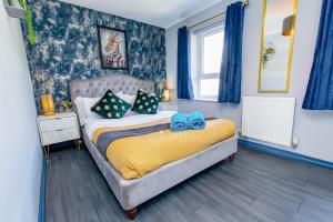 Un dormitorio con una cama con arcos azules. en Free Parking 3 Bedroom House in Nottingham, en Nottingham