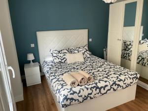 1 dormitorio con 1 cama blanca y paredes azules en EL FAROLILLO DE LA CATEDRAL VIVIENDA DE USO TURISTICO VUT 9/251, en Burgos
