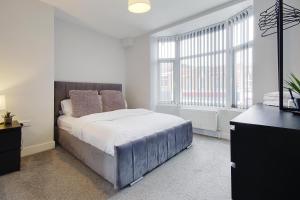 1 dormitorio con cama y ventana grande en Ashley Road Apartment 2 en Poole