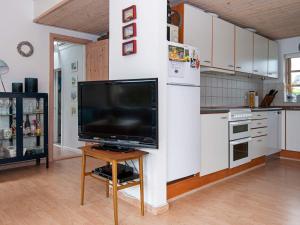 ボルコップにある6 person holiday home in B rkopのキッチン(テーブル上にテレビ付)
