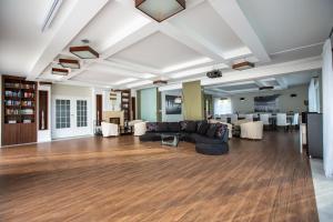 a large living room with a couch and chairs at Dom nad Morzem Pleśna78 in Pleśna
