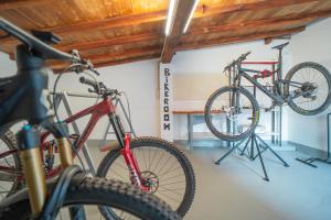 ピエトラ・リーグレにあるCasa Vacanze Ferrandoの自転車2台が客室内に駐輪可能です。