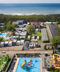 einen Luftblick auf einen Pool in einem Vergnügungspark in der Unterkunft Holiday Golden Resort & Spa in Łazy