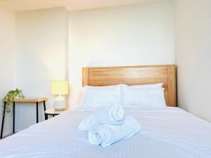 - une chambre avec un lit et des serviettes dans l'établissement The Residences at The Peninsula, à Gold Coast