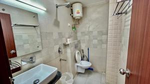 Koupelna v ubytování Aura Luxury Studio I Couple Friendly I Near Golf Course Road, Sector 57, Gurgaon + 37 fotografií