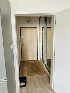 ブラチスラヴァにあるKrásny útulný byt s balkónom a parkovaním!のドアのある廊下がある空の部屋