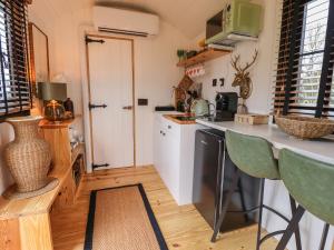 una cocina con encimera y algunas sillas. en Southdown, en Retford