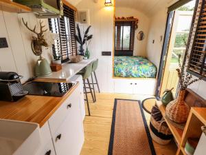 a tiny house with a kitchen and a bedroom at Herdwick in Retford