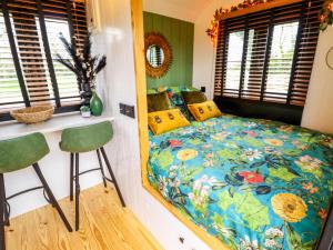 - une chambre avec un lit dans une pièce dotée de fenêtres dans l'établissement Herdwick, à Retford