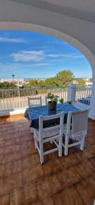 stół i krzesła na patio z widokiem na ocean w obiekcie Apartamento 203 Castell Sol CB w mieście Arenal d'en Castell