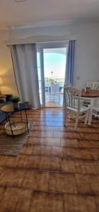 sala de estar con mesa y sillas y comedor en Apartamento 203 Castell Sol CB en Arenal d'en Castell