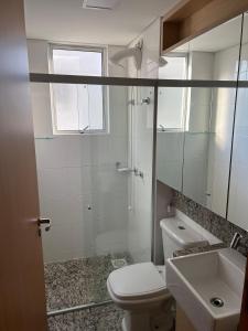 een badkamer met een douche, een toilet en een wastafel bij Locking's Savassi 09 in Belo Horizonte