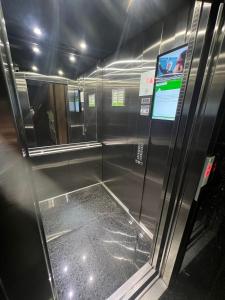 een lift in een trein met een glazen deur bij Locking's Savassi 09 in Belo Horizonte