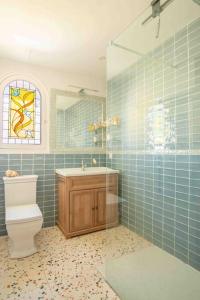 een badkamer met een toilet, een wastafel en een raam bij The Cap - Charming apartment in Saint-Jean-Cap-Ferrat