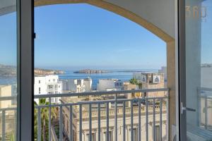 uma vista a partir da varanda de um edifício em Cosy 3BR Home with breathtaking views of St Pauls by 360 Estates em St. Paul's Bay