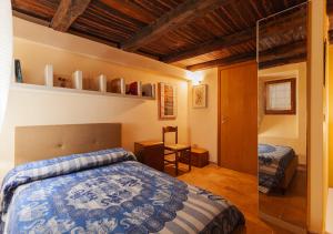 a bedroom with a bed in a room at Casa in zona strategica in Spoleto