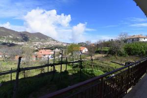 - Balcón con valla y vistas a la ciudad en Acunto's Homes, en Agerola