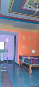 um quarto com uma cama e uma parede colorida em DANDELI NAKADI Home Stay em Dandeli